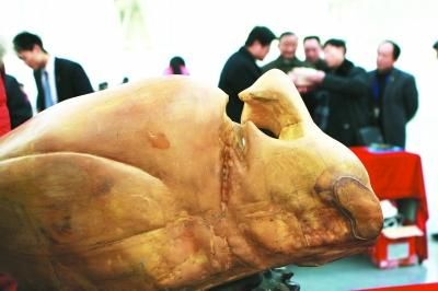会卡沙皮翡翠原石珠宝展上玉器大腕真不少(图)  第3张