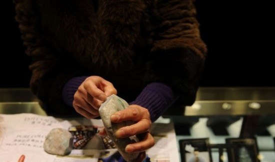 亲身经历翡翠赌石 50元切一刀  第13张