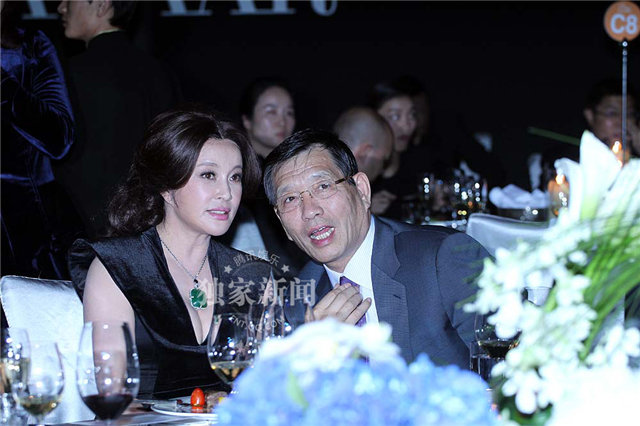 刘晓庆戴百万翡翠 席间与商业精英热聊  第4张