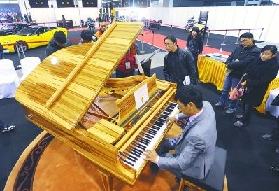 翡翠摆件柜台陈列图片一尊翡翠玉雕1800万元(图)