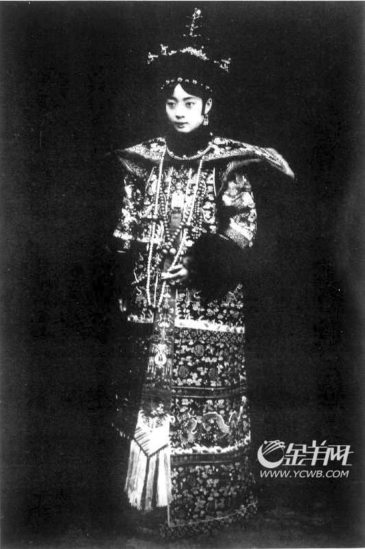 翡翠原石效果遥记当年，透雕双喜翡翠佩郎情妾意，人生岂能如初见  第4张