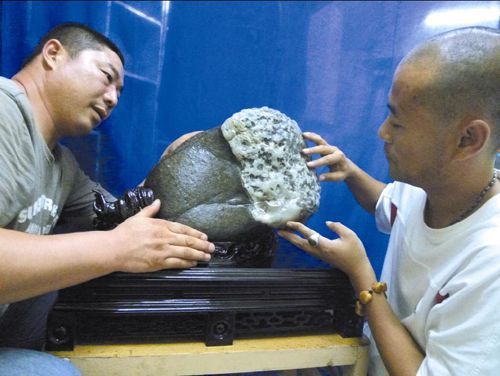 新疆各地现拣玉石热潮(图)  第2张