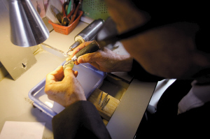 玉雕大师钱贵根巧手雕刻翡翠罂粟 劝人戒毒  第3张