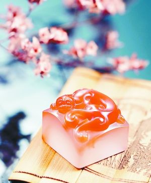 翡翠手镯芯创意图片产量稀少石农坐地起价 南红上演疯狂的石头  第2张