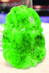 帝王绿翡翠戒指的价格晶莹剔透的玻璃种 有一点绿才更好 第1张