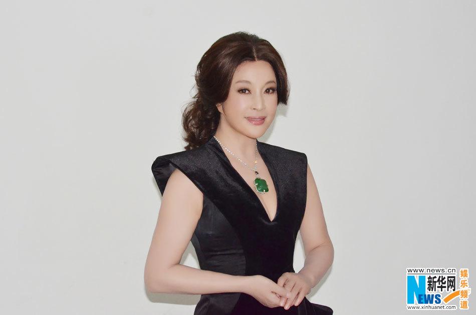 刘晓庆黑缎礼服微露半球 黑白钻链配翡翠高贵迷人  第4张