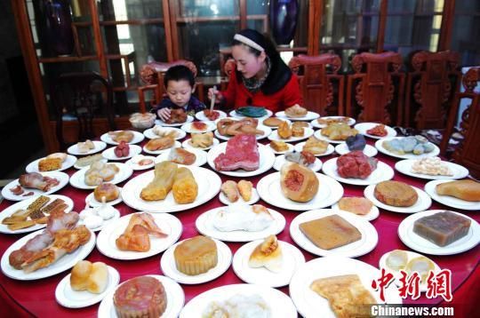 翡和翡翠有什么区别男子收集数吨原石制作石头宴  第3张