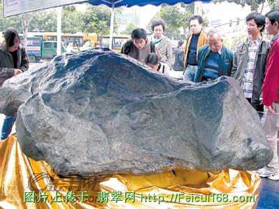 翡翠原石外皮苍蝇翅大三吨“玉王”价值2640万？(图)