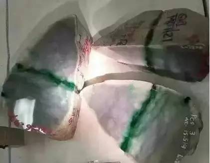 批发翡翠挂件为什么翡翠手镯带点绿色就这么贵？原因在这里  第5张