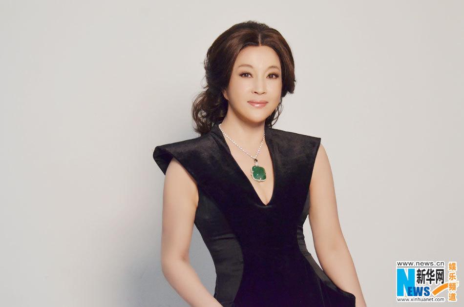 刘晓庆黑缎礼服微露半球 黑白钻链配翡翠高贵迷人  第5张