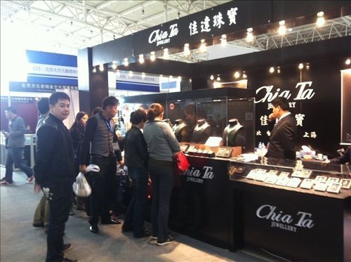 梦见翡翠手镯开裂佳达珠宝亿元天价翡翠现身北京珠宝展  第4张