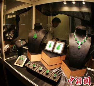 1.2亿元天价帝王绿翡翠观音亮相太原(组图)  第5张