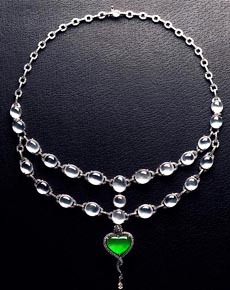 翡翠挂件上蛇形图昭仪翠屋优雅绽放鄂尔多斯珠宝展  第5张