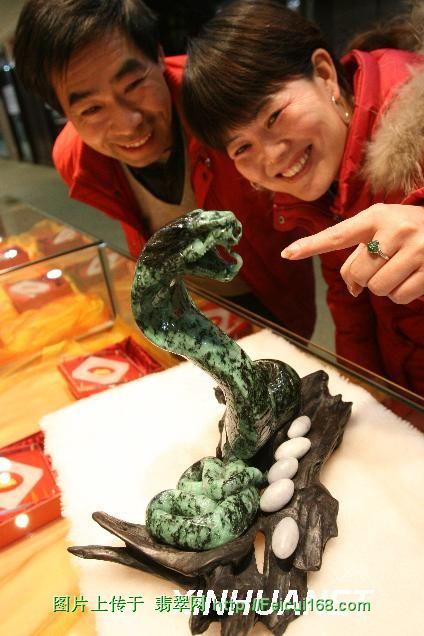 淡绿色翡翠手镯组图：玉石雕刻大赛作品展览 美女、烤鸭栩栩如生  第3张