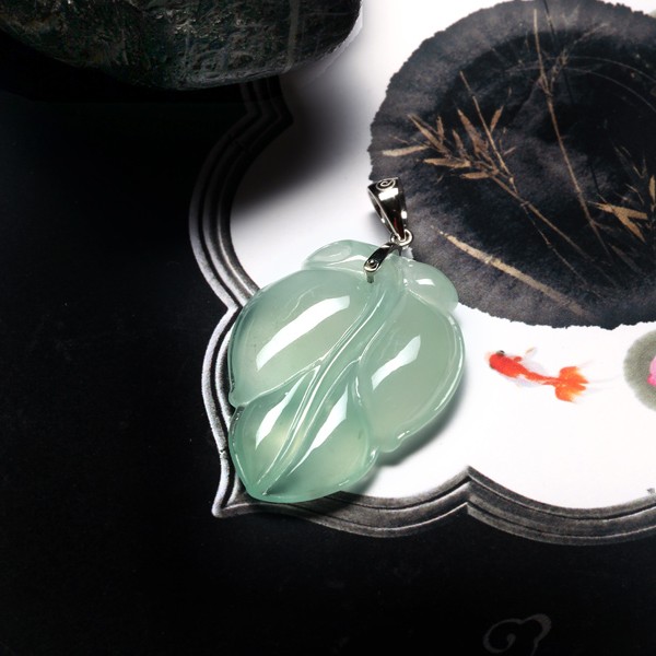 七彩云南天然翡翠18K冰种叶子吊坠  第1张