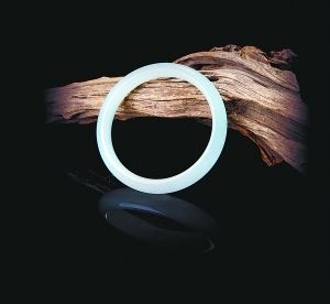 翡翠手镯收藏更应重细节  第3张