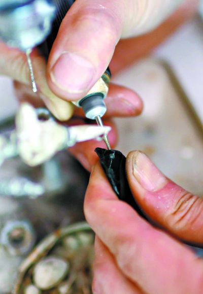 a货翡翠镯子外地客漂泊新疆开玉石小店谋生  第2张