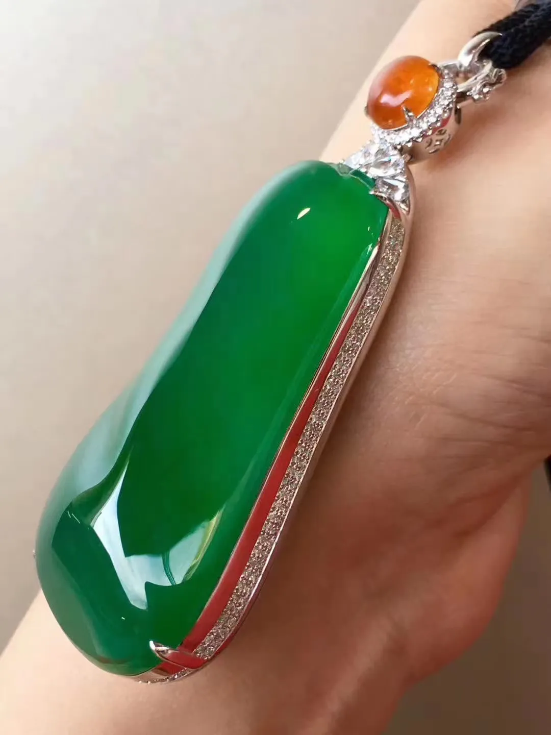 玉器怎么估价翡翠的绿色也有分类？哪种绿是最好的？  第2张