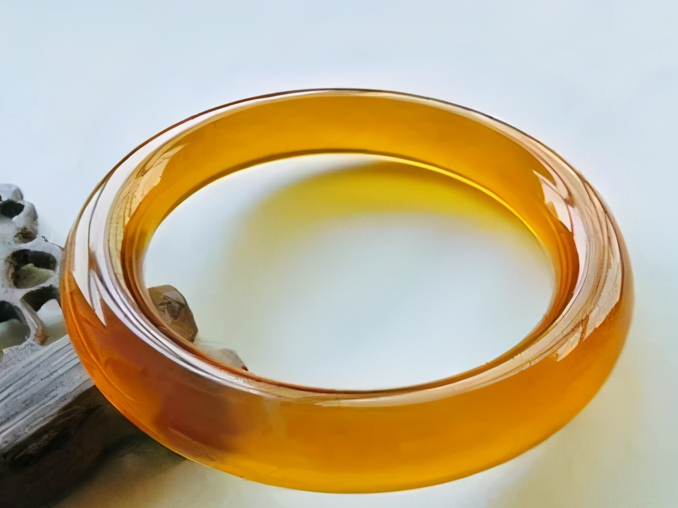 翡翠的价格多少黄翡真的不如绿翡么？黄翡的两大认知，形成与价值  第2张