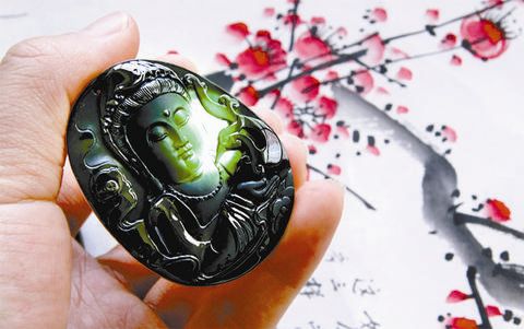 干青翡翠真假鉴别阳美翡翠佛挂件受青睐  第2张