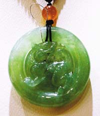 翡翠手镯介绍清凉美玉展夏日风情