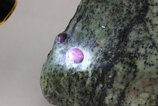 上海合卿阁现8.8kg天然红宝石原石  第2张