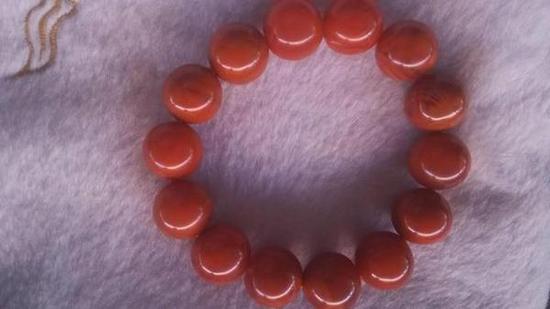 翡翠原石开窗玉石多少人会买不会养：南红玛瑙要这么保养