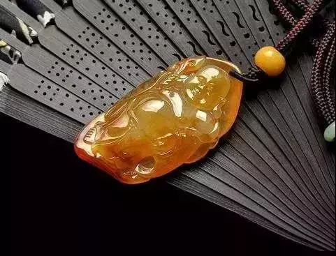 极品冰种黄翡，像“鸡油黄”一样，金光闪闪的，比帝王绿还罕见！  第7张