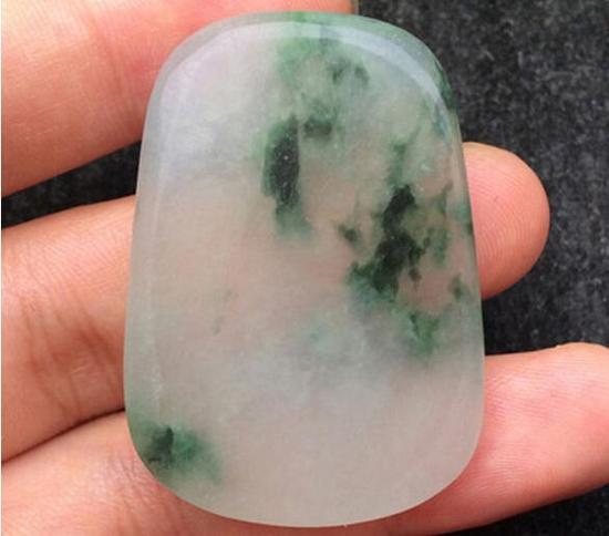 玻璃种翡翠价格及一件翡翠玉雕作品的诞生：让人膜拜的存在