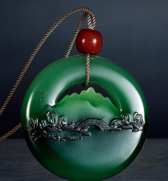 翡翠原石格应角顶级碧玉之——菠菜绿的和田玉！  第3张