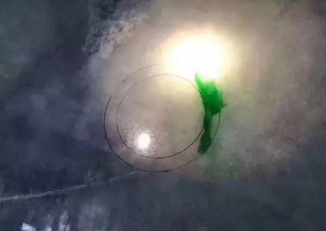 批发翡翠挂件为什么翡翠手镯带点绿色就这么贵？原因在这里  第3张