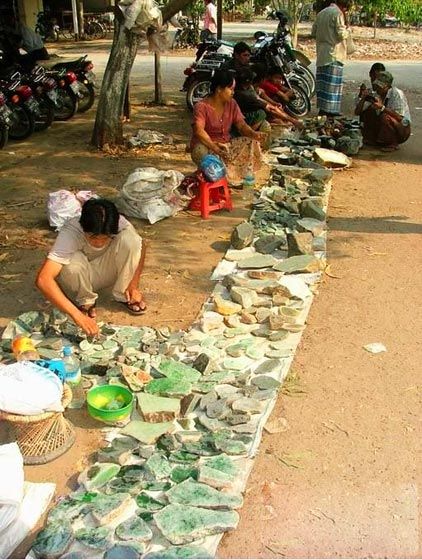 冰种翡翠冰种翡翠手镯到缅甸的翡翠市场去淘宝  第3张
