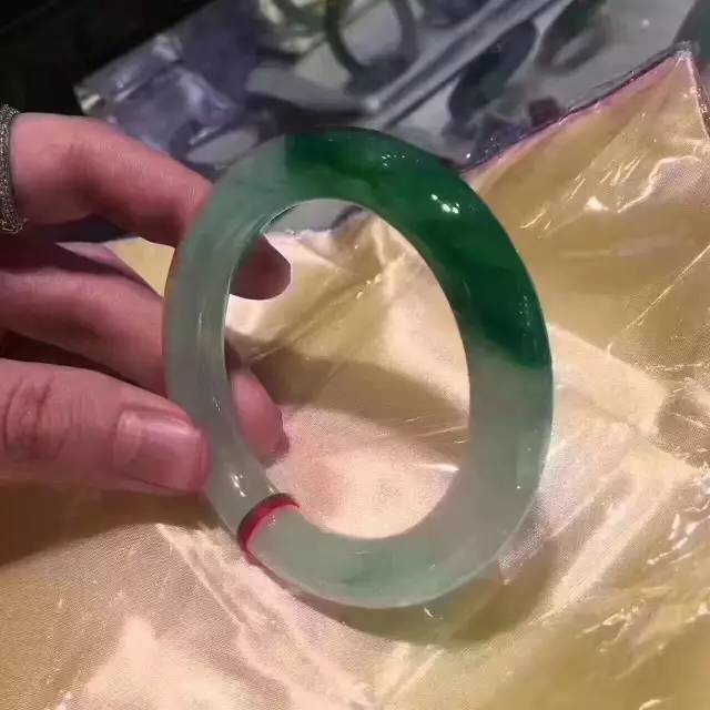 批发翡翠挂件为什么翡翠手镯带点绿色就这么贵？原因在这里  第4张