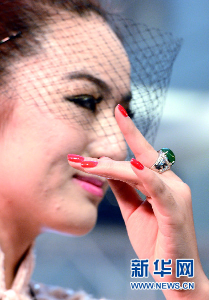 胶布翡翠手镯翡翠玉石模特秀  第4张