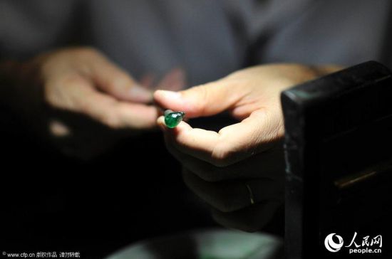 翡翠原石抛光前后对比中国摄影揭秘巴西闪闪发光的珠宝诱惑  第2张