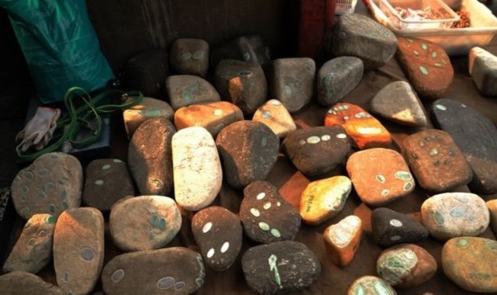 亲身经历翡翠赌石 50元切一刀  第7张