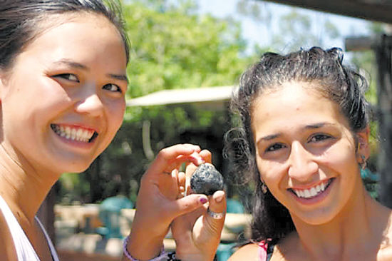 辣绿翡翠戒指老外在散步路上也能捡到宝石  第2张