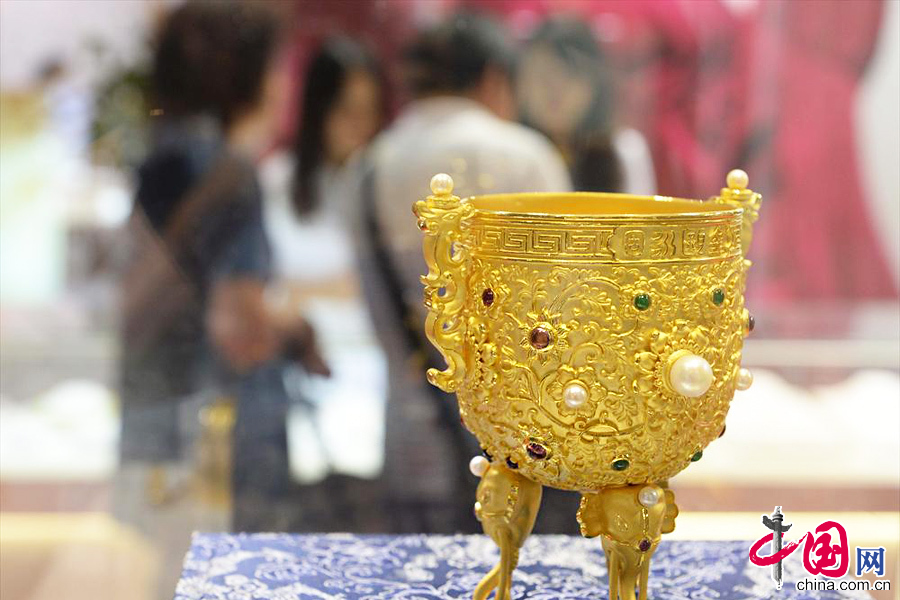 2013上海国际珠宝展开幕 价值近2亿元翡翠手镯亮相组图  第4张