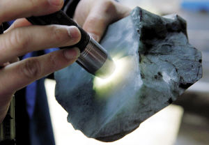 如何辨别玉的真假瑞丽迎来翡翠交易热潮(图)  第3张