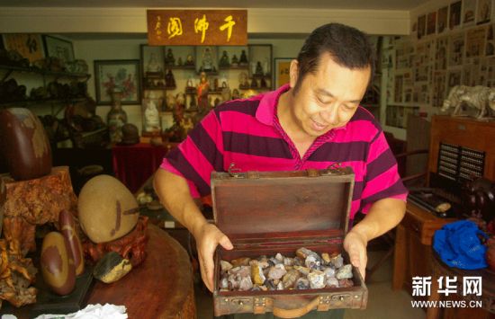 翡翠原石多大退伍军人四年收集万枚奇石(图)