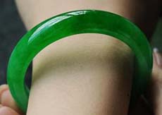 缅甸翡翠手镯 丝丝绿意，彰显腕上魅力  第1张