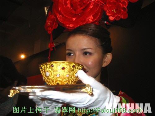 翡翠玉手镯有什么说法“传家宝?镶宝石金饭碗”售价199999元(图)