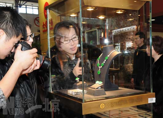 a货翡翠手镯声音“绝代风华”翡翠珍品??七彩云南“镇店之宝”  第2张