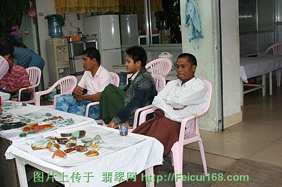 缅甸翡翠加工记者参观瑞丽玉石市场 体验玉石诱惑 组图一 第3张