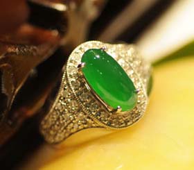 我这块是不是这块翡翠原石中秋节临近 翡翠首饰成送礼新宠（图）  第3张