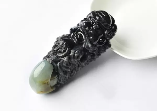 乌鸡种翡翠又称黑色翡翠，它真的有价值吗？  第3张