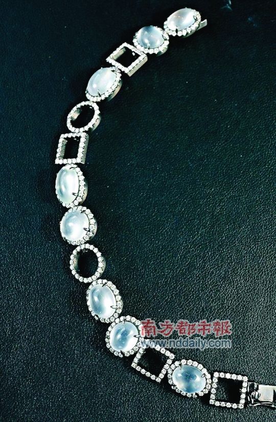 翡翠号称“玉中之王” 鉴别可一看二摸三掂  第6张