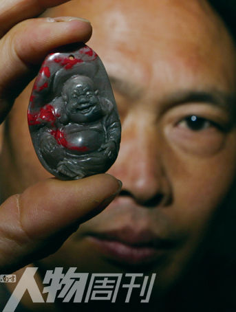 翡翠原石带黄疯狂的鸡血石：矿洞前争相出价竞买  第2张