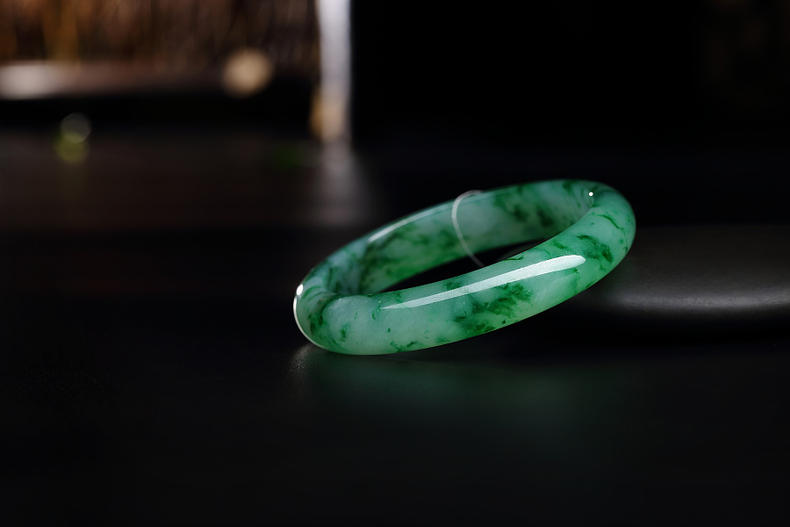 要想翡翠价值更高，翡翠身上就得带点绿，翡翠飘绿和没绿差别巨大  第5张