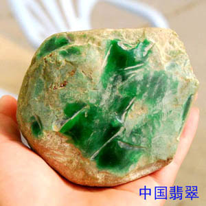 不规则翡翠吊坠收藏家青睐的老坑翡翠原石图文三  第3张
